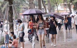 Ảnh: Người dân Hà Nội tấp nập đổ về phố đi bộ vui chơi dịp nghỉ lễ Quốc khánh 2/9 bất chấp trời mưa