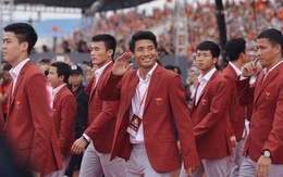 Ảnh: Các cầu thủ Olympic Việt Nam xuống sân Mỹ Đình tham dự lễ vinh danh trong sự reo hò của hàng ngàn người hâm mộ