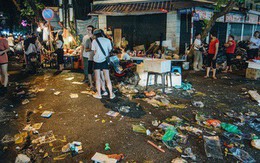 Chùm ảnh: Chợ Trung thu truyền thống ở Hà Nội ngập trong rác thải sau đêm Rằm tháng 8
