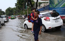 Phố nhà giàu ở Sài Gòn ngập sau mưa