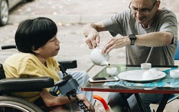 Chuyện tình cổ tích của chàng kỹ sư Úc từ bỏ xe phân khối lớn để "lái" xe lăn cho người vợ khuyết tật ở Hà Nội