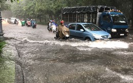 Cửa ngõ sân bay Tân Sơn Nhất ngập lút bánh xe trong cơn mưa lớn