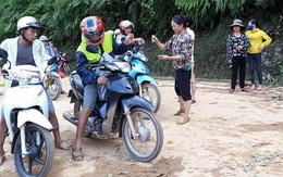 Lãnh đạo xã nói về clip công an bảo kê thu tiền qua điểm sạt lở với giá "10 ngàn thôi nhé"