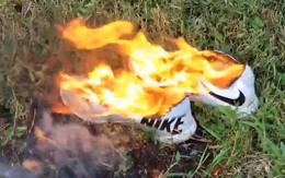 Nhiều người đốt giày, quần áo để phản đối chiến dịch quảng cáo mới của Nike