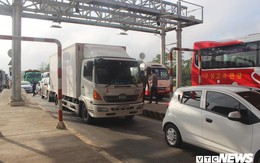 Hàng chục tài xế 'đại náo' trạm thu phí Sóc Trăng từ sáng sớm