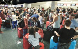 Hệ thống kiểm tra hộ chiếu đột ngột ngừng hoạt động, khách xếp hàng dài chờ nhập cảnh vào Mỹ ngày đầu năm