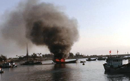 Cháy tàu cá chứa 10.000 lít dầu, cảnh sát PCCC bất lực