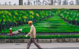 Chùm ảnh: Bức tường tôn cũ kỹ dài 300 mét ở Hà Nội bỗng hóa thành con đường bích họa đong đầy nhiều câu chuyện