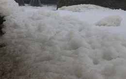 Dòng sông "tuyết" ở Hà Nam: Bọt trắng bay cả vào nhà