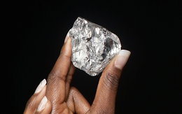 Tìm thấy viên kim cương khổng lồ 910 carat tại Châu Phi