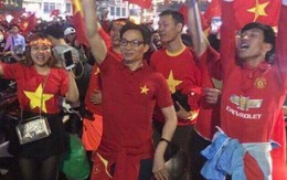 Phó Thủ tướng Vũ Đức Đam hoà vào dòng người chúc mừng đội tuyển U23 Việt Nam giành vé vào chung kết