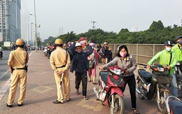 Tránh CSGT phạt, đoàn cả trăm người dắt xe máy ngược chiều trên phố Hà Nội