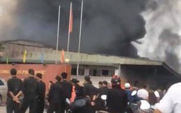 Hưng Yên: Lửa và khói bốc cháy khủng khiếp tại công ty dược, bao trùm toàn khu vực
