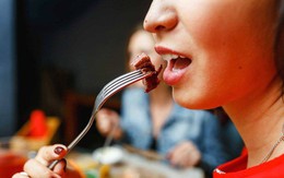 Thói quen "xấu tệ xấu hại" cho sức khỏe trong lúc ăn uống nhưng hầu hết người Việt nào cũng mắc phải và khó từ bỏ