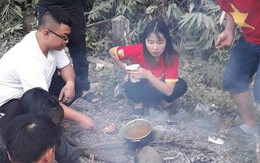 CĐV Việt Nam sang Lào cổ vũ AFF Cup 2018: Cả thôn rủ nhau lên đường, đói thì dừng ăn, xe hỏng thì dừng sửa