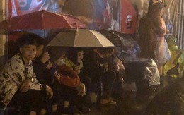 Người dân đội mưa và thức trắng đêm xếp hàng mua vé xem đội tuyển Việt Nam đấu Malaysia tại AFF Cup 2018