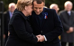 TT Trump "ngại mưa", ông Macron và bà Merkel nắm chặt tay nơi nghĩa trang lịch sử