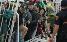 Sáng chủ nhật kinh hoàng: Fan mua vé AFF Cup 2018 đẩy đổ hàng rào sân Mỹ Đình