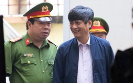 Cựu tướng Nguyễn Thanh Hóa tươi cười, ông Phan Văn Vĩnh liên tục đọc cáo trạng 235 trang
