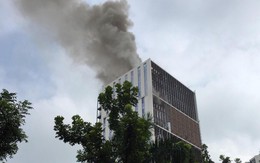 Cháy lớn tại tòa nhà đang xây ở Hà Nội, khói đen kịt trời