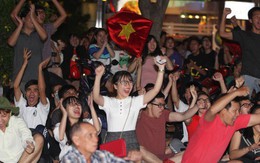 Những hình ảnh ăn mừng dễ thương của CĐV Việt Nam ở trận thắng Malaysia