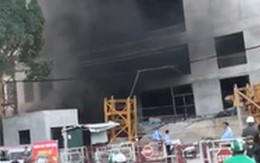 Hà Nội: Cháy lớn ở khu chung cư đang xây dựng, cột khói đen hàng chục mét khiến người đi đường hoảng sợ