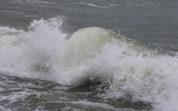 Biển Vũng Tàu xuất hiện sóng lớn 3m, sơ tán khẩn cấp gần 100.000 người