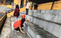 Vui chiến thắng không quên "ở sạch": CĐV Việt Nam ở lại sân Hàng Đẫy dọn rác sau trận đấu với Campuchia