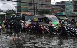 Sáng đầu tuần sau bão số 9 Sài Gòn vẫn ngập nặng, nhiều nơi kẹt xe suốt 3 giờ