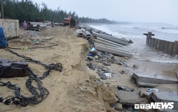 Ảnh: Kè cứng dang dở, sóng lớn đánh tan nát bờ biển xã đảo ở Quảng Nam