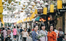 Sau "con đường ô" lãng mạn, Hà Nội xuất hiện "Hội An thu nhỏ" với 1.000 chiếc nón lá trên cao