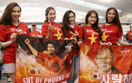 Dàn hotgirl cùng hàng trăm CĐV Việt “nhuộm đỏ” sân bay trước khi sang Philippines “tiếp lửa” thầy trò HLV Park Hang Seo