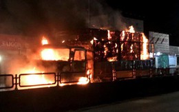 Xe tải bất ngờ bốc cháy dữ dội trên Quốc lộ 1