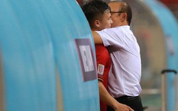 Thấy HLV Park Hang-seo đứng lặng một mình ở cabin sau chiến thắng trước Philippines, Quang Hải chạy tới ôm hôn, chia vui cùng thầy