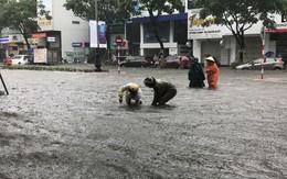 Ngập sâu ở Đà Nẵng: Ô tô chết máy hàng loạt, CSGT đằm mình giải cứu