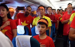 CĐV Việt Nam cùng nhau hát Quốc ca ở độ cao 10.000m, hết mình cổ vũ cho ĐT nước nhà trong trận chung kết AFF Cup 2018