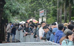 Hàng ngàn người xếp hàng dưới cái lạnh 13 độ để chờ nhận vé xem chung kết của đội tuyển Việt Nam