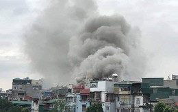 Cột khói bốc cao hàng trăm mét trong vụ cháy xưởng trên phố Hà Nội, 6 người kịp thoát