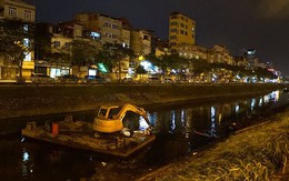 Công nhân ngâm mình trong đêm lạnh nạo vét sông Tô Lịch