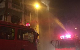 Cháy lớn quán karaoke trong đêm, khách hát tán loạn chạy thoát thân