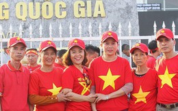 Gia đình cầu thủ Văn Đức và Trọng Hoàng dù say xe vẫn vượt 300km ra Hà Nội tiếp sức cho đội tuyển Việt Nam