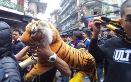Ultras Malaysia mang hổ bông khuấy động phố cổ Hà Nội