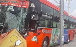 Tai nạn liên hoàn giữa 3 ô tô, xe khách Phương Trang tông gãy cột điện trước cửa quán ăn