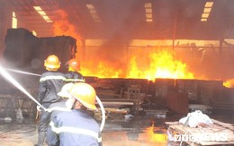 Cháy lớn tại xưởng gỗ rộng hàng nghìn m2 ở Bình Dương