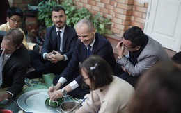 Sếp Tây cưỡi Vespa cover Điệp khúc mùa xuân