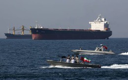 Giá dầu tăng 2% sau khi Iran tuyên bố tàu chở dầu trúng 2 tên lửa