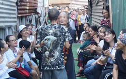 Nụ cười hạnh phúc của những người phụ nữ sống ở khu ổ chuột Hà Nội khi nhận món quà đặc biệt Ngày 20/10