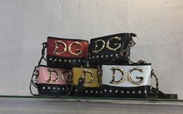 Túi "hàng hiệu" Gucci, Chanel, LV, Charles&Keith... giá chỉ từ 30.000 đồng/chiếc chất đống tại cửa hàng