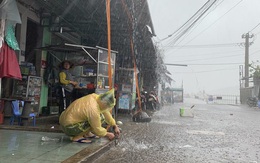 Bão số 6 Nakri: Bình Định bắt đầu mưa, dân khẩn trương giằng chống mái nhà
