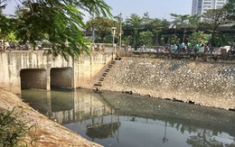 Làm sạch sông Tô Lịch: Mùi giảm, nước vẫn đen kịt